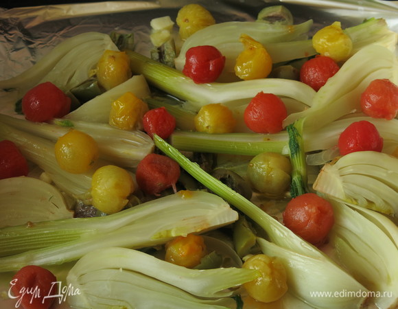 Кладем томаты на деко.