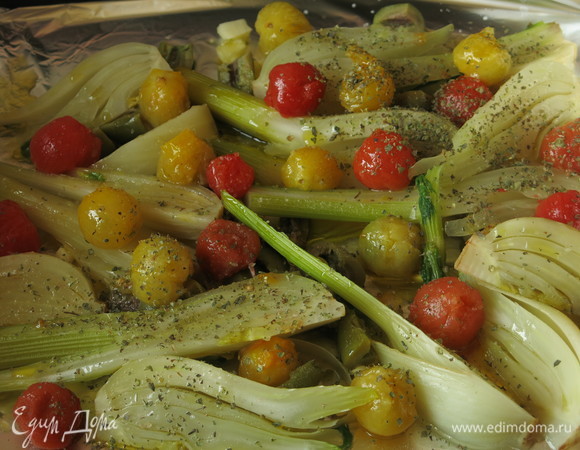 Поливаем вином и посыпаем майораном. Солим.