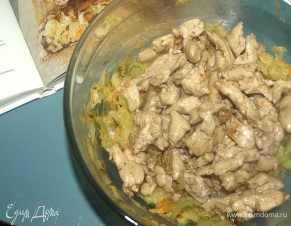 Соединить овощи и куриное филе. Все перемешать. Если необходимо, то добавить соль, перец.