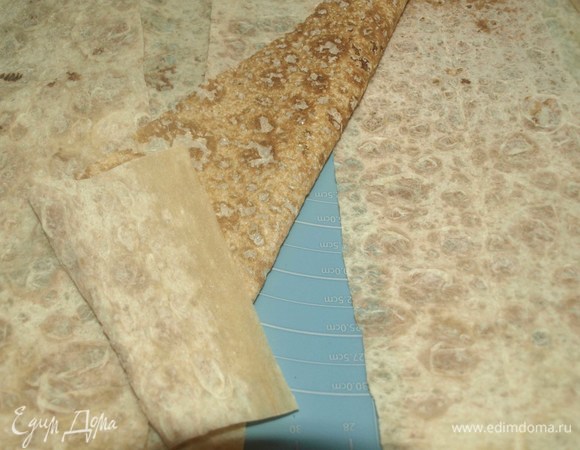 Лаваш нарезать на полоски шириной 10 см.