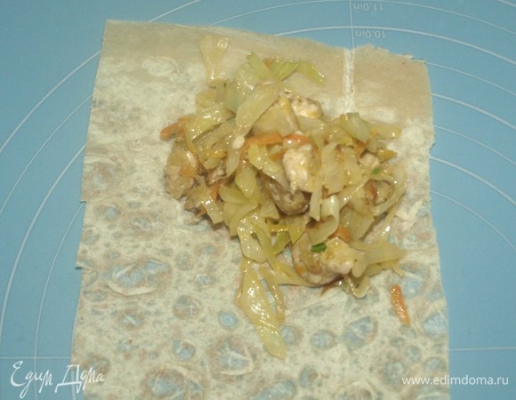 На край полоски выложить начинку и свернуть так, чтоб получился завернутый со всех сторон треугольник.