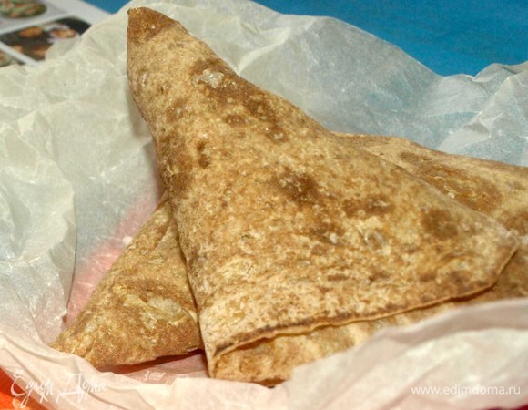 Достаем готовые пирожки.