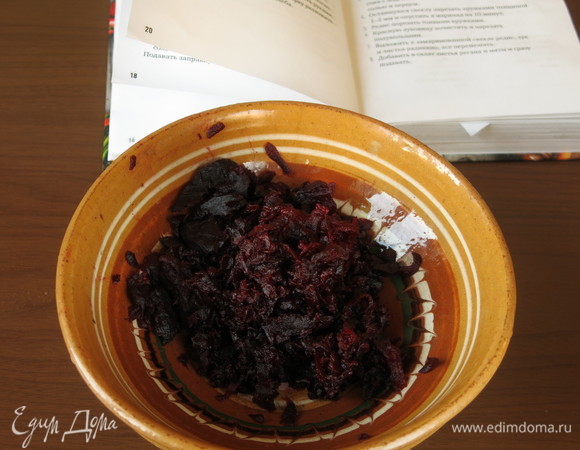 Натираем одну свеклу.