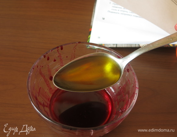 Наливаем масло оливковое и подсолнечное, уксус яблочный.