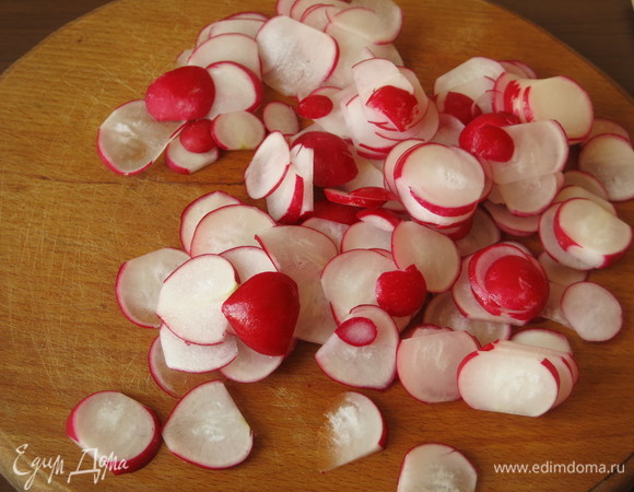 Нарезаем редиску тонко.