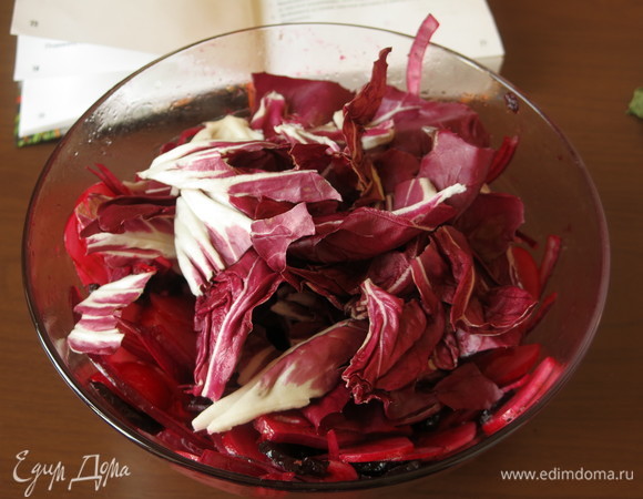 Кладем радиккио.