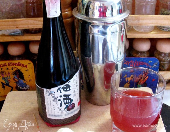 Берем сливовое вино (можно крымское, можно китайское сливовое) и морс, заливаем в кастрюлю и подогреваем, но не даем закипеть.