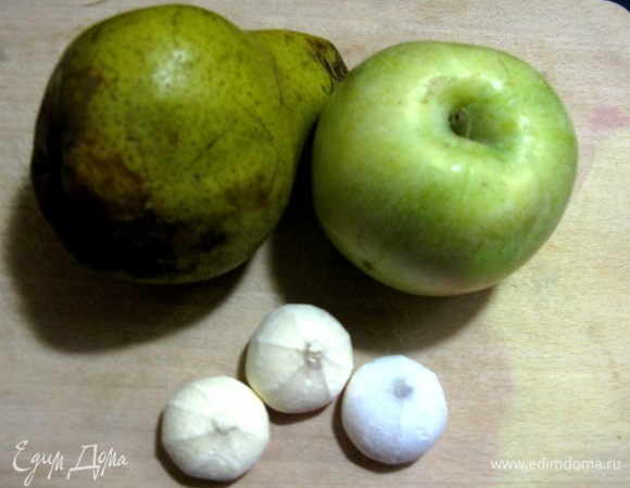 Нарезаем грушу и яблоко, когда вино уже теплое. Добавляем перед самой подачей специи. Можно добавить сливки — это странно и необычно, но реально очень вкусно.