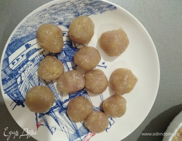Воду посолить, дать закипеть. Из фарша сформировать маленькие шарики.