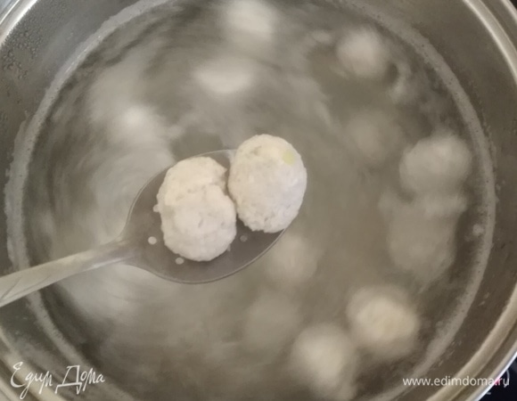 Отварить в кипящей воде 10 минут. Вынуть на тарелку.