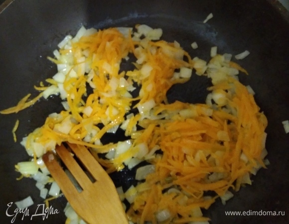 Приготовить зажарку. Лук нарезать кубиками, морковь натереть. Пассеровать на растительном масле около 5–7 минут.