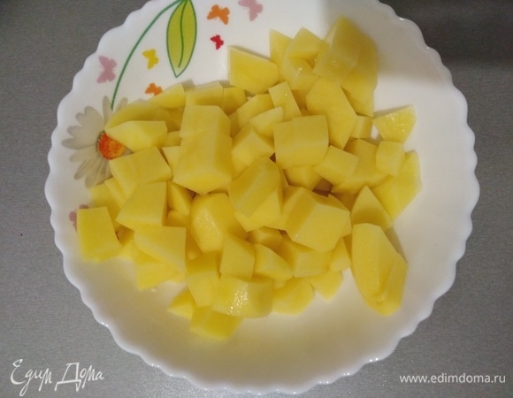 В бульон, где варились фрикадельки, всыпать нарезанный картофель. Варить 10 минут. Количество картошки индивидуально для каждой семьи. Кто-то любит густые супы, кто-то — жидкие, так что ориентируйтесь на свой вкус.