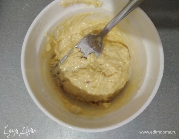 Для клецок взбить вилкой яйцо и соль. Всыпать муку и хорошо размешать.