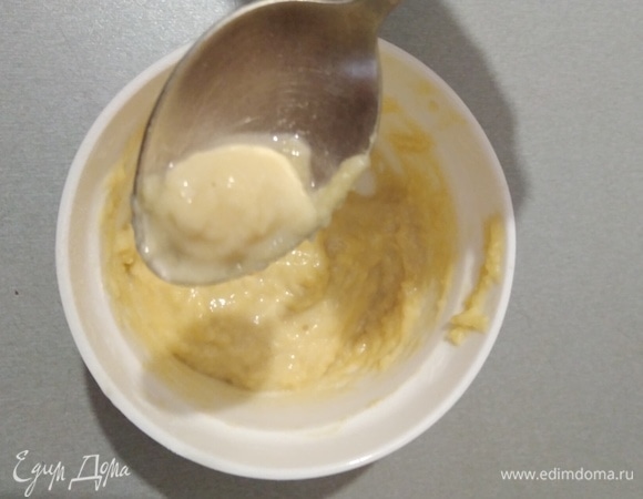 Маленькую ложку опустить в холодную воду, набрать немного теста и отправить в кастрюлю. Так сделать все клецки.