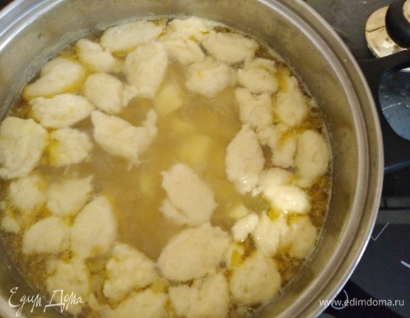 Варить 5–7 минут. Клецки всплывут и увеличатся в размере.