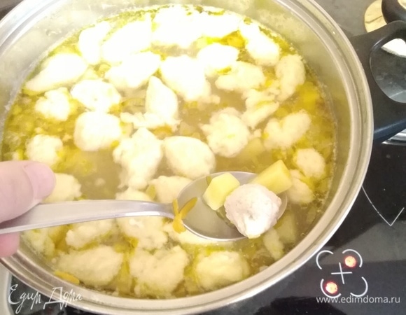 Картофель к этому времени уже доварится. Добавить отваренные фрикадельки. Соль, перец, если нужно, добавить по вкусу.