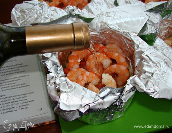 В каждый стаканчик влить по 2 ст. л. белого сухого вина.