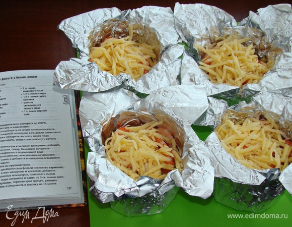 Все сверху посыпать половиной тертого сыра, вторая половина нам еще пригодится.