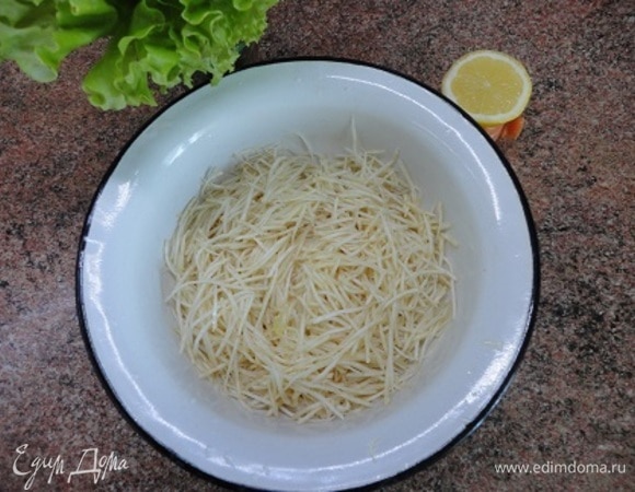 Корень сельдерея натереть на терке или нарезать соломкой, полить соком половины лимона, посолить, перемешать и оставить на 30 минут при комнатной температуре.