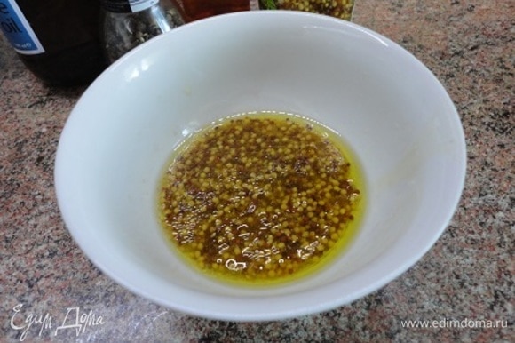 Для соуса в подогретой чашке соединить горчицу с растительным маслом, винным уксусом и ложкой крутого кипятка. Взбивать миксером до получения густого соуса.