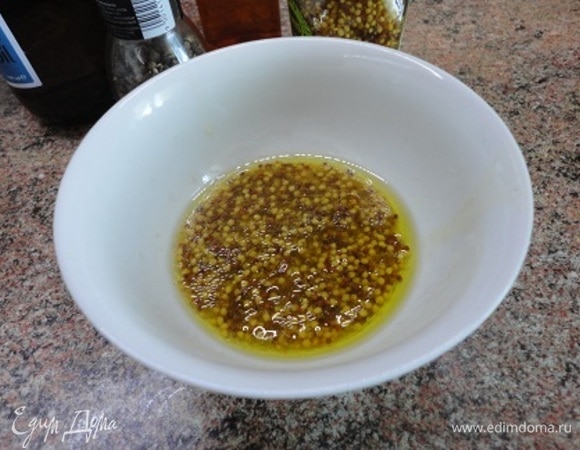 Для соуса в подогретой чашке соединить горчицу с растительным маслом, винным уксусом и ложкой крутого кипятка. Взбивать миксером до получения густого соуса.