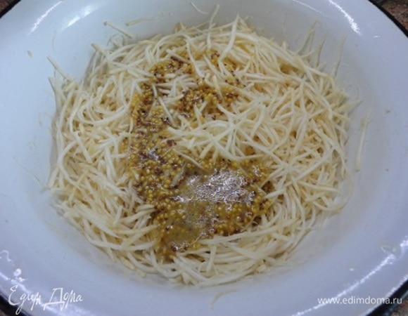 Заправить сельдерей соусом, перемешать.