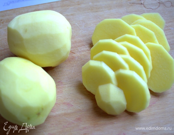 Картофель нарезать кружочками. Я готовила из трех картофелин.