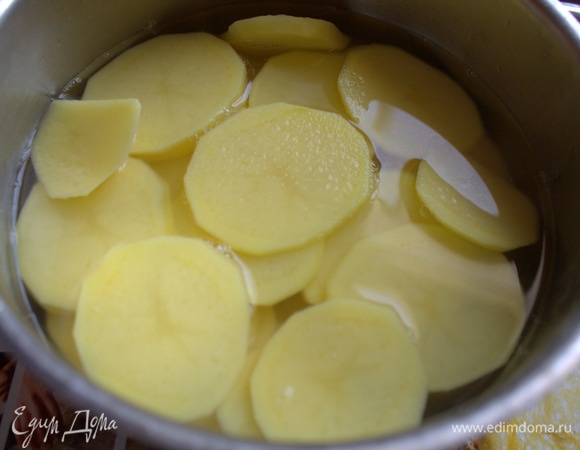 Залить водой, посолить и поставить на огонь.