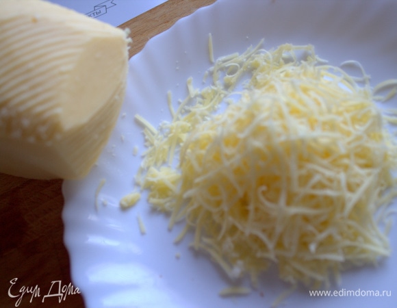 Твердый сыр натереть.