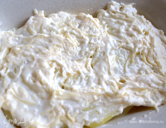 Нанести половину на картофель.