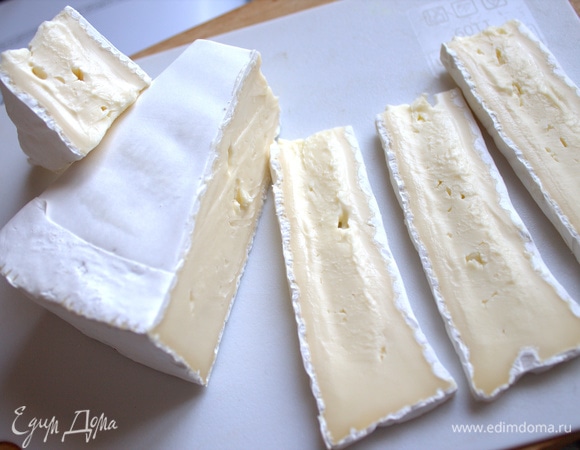 Сыр бри нарезать полосками.