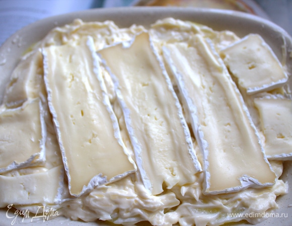 Прижать сыр сверху.