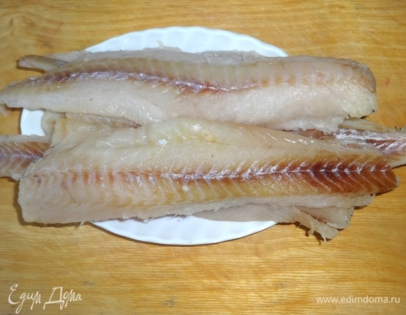 Филе минтая разморозить в холодильнике. Воду слить, филе обсушить.