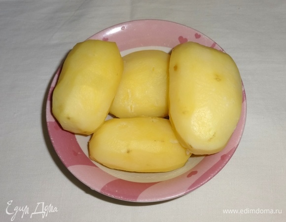 Отварить картофель до полуготовности в подсоленной воде. Воду слить, картофель остудить.