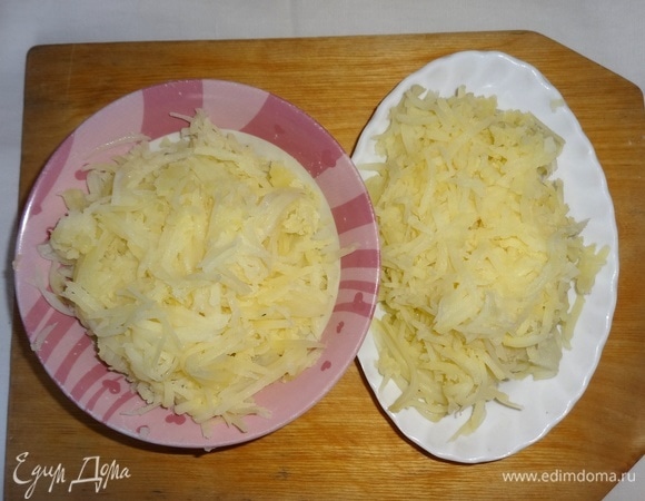 Картофель натереть на крупной терке.