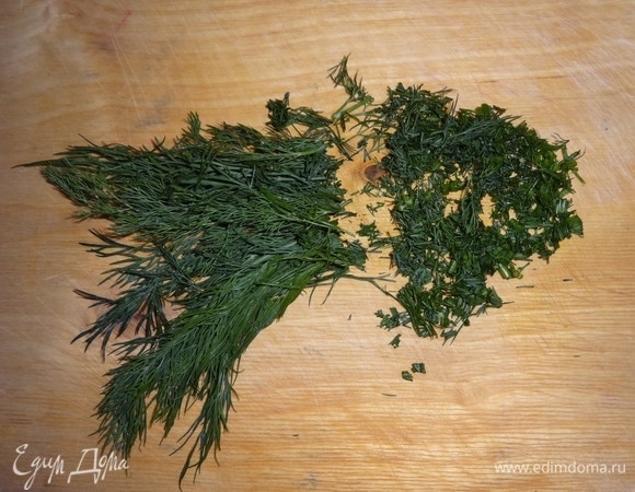 Укроп вымыть, обсушить, мелко нарезать.