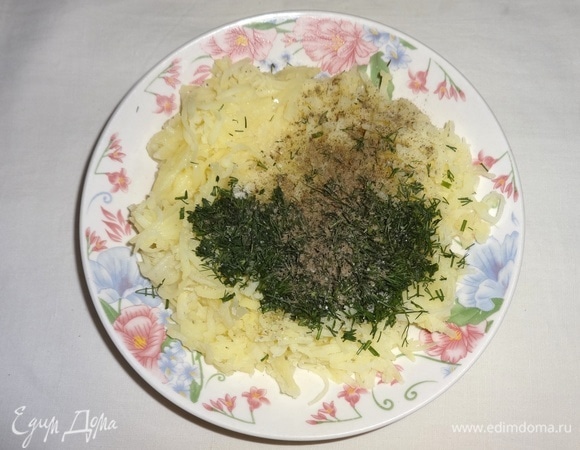 Соединить картофель с укропом, немного посолить, поперчить, перемешать.