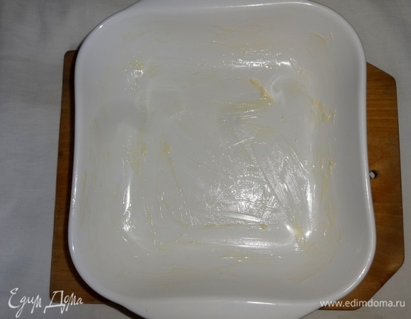 Форму для запекания смазать сливочным маслом.