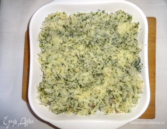На рыбу выложить слой картофеля с укропом.