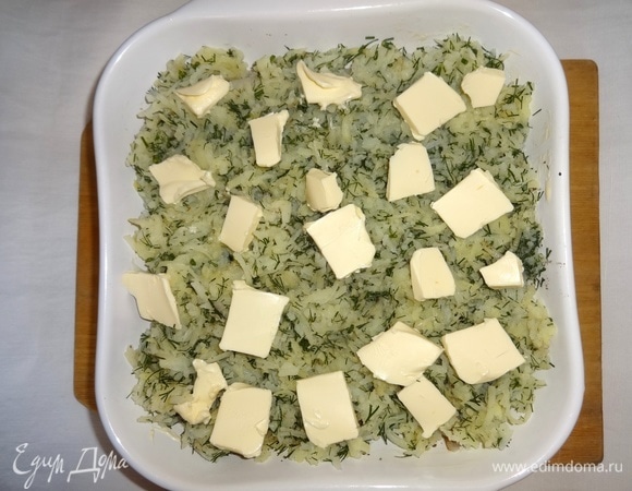 На картофель положить кусочки сливочного масла. Поставить форму в духовку, разогретую до 200°C, на 20 минут.