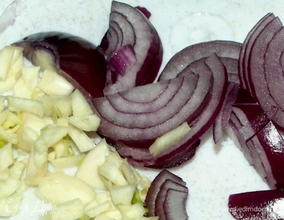 1 или 2 зубчика чеснока порубить. Небольшую луковицу нашинковать. Если нет маленькой луковицы, то взять половину средней.