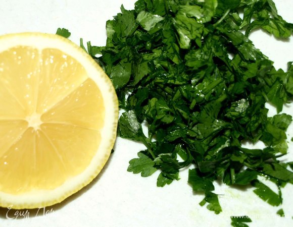 Из половины лимона выдавить сок. Петрушку мелко порубить.