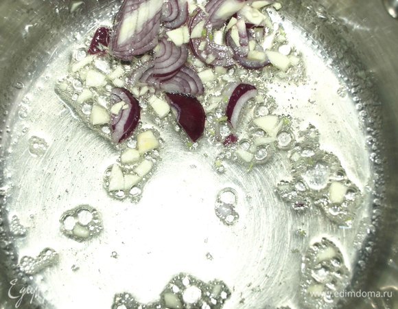 В кастрюле с толстым дном разогреть растительное и сливочное масло. Добавить чеснок и лук. Готовить 1 минуту, помешивая.