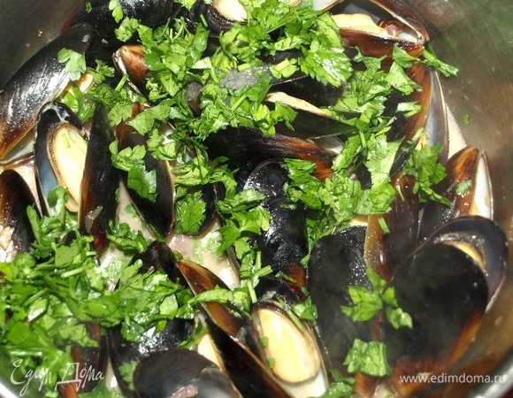 Добавить вино и хлопья перца чили, дать закипеть. Добавить мидии и закрыть кастрюлю крышкой. Готовить 3–4 минуты, каждую минуту встряхивая кастрюлю. Снять с огня готовое блюдо. Полить соком лимона и посыпать петрушкой. Закрыть крышкой и дать постоять 1 минуту. Если есть нераскрытые ракушки, то их надо удалить.