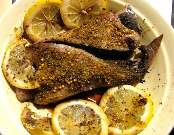 Первым делом стейки нужно помыть (чистить их не нужно — чешуи у ската нет). Добавляем приправы, заливаем соевым соусом, лимонным соком и отправляем в холодильник на сутки.