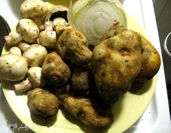 По сути, топинамбур — это земляная груша, причем дикая. Для всех, кто бережет фигуру, это намного лучше картофеля и намного полезнее — витаминов больше, а вкус очень оригинальный. Главное — количество витаминов больше, а углеводов в разы меньше, как и крахмалов.