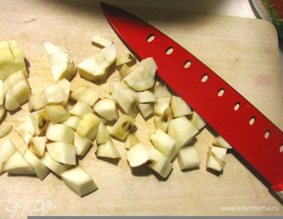 Нарезаем топинамбур кубиками и укладываем в форму для запекания все ингредиенты слоями. У меня формы для запекания из керамики (не знаю, влияет ли это на вкус, но с эстетической точки зрения есть много плюсов: из духовки можно ставить сразу на стол, и блюдо дольше остается теплым).