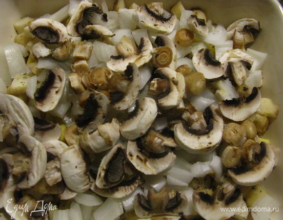 Укладываем в керамическую форму и поливаем соевым соусом и лимонным соком.