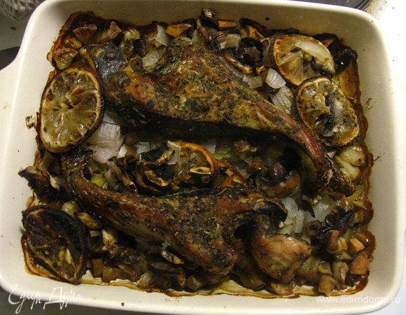 Блюдо выходит невероятно насыщенным. Особенность рыбки в очень тонком специфическом аромате. Вкуснее всего есть в горячем виде, но и в холодном тоже вкусно, причем косточки тоже съедобны, поэтому блюдо подходит даже для деток — не нужно заботиться о том, что «манюня» ваша, не дай бог, проглотит косточку. Приятного всем аппетита!