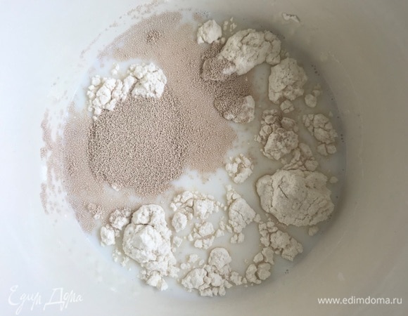 Молоко слегка подогреть. Из общего количества ингредиентов добавить в молоко 1 ч. л. сахара, 1 ст. л. муки и дрожжи.